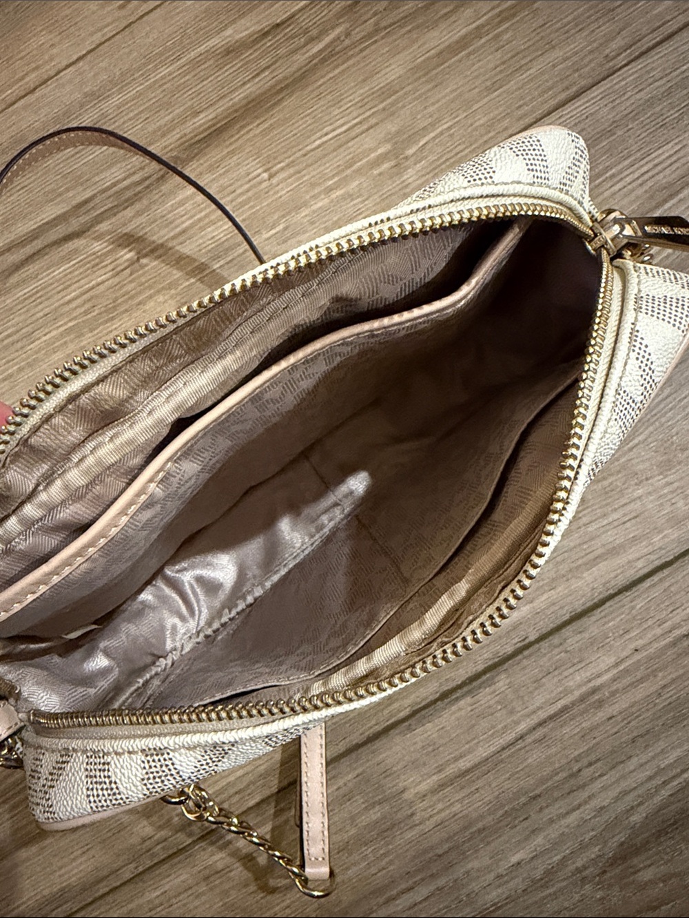 Michael Kors Cream Logo-Print Crossbody purse - Picture 3 of 6
